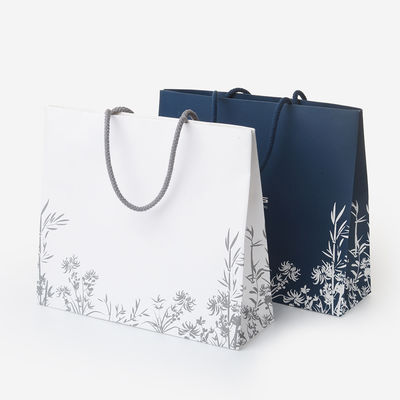 Bon prix Sac cadeau en papier blanc d'art à l'usage mat brillant avec poignée pour faire du shopping en ligne