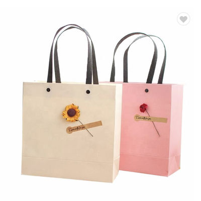 Bom preço. Bolsa de papel de arte em relevo de moda reutilizável para loja de presentes em linha